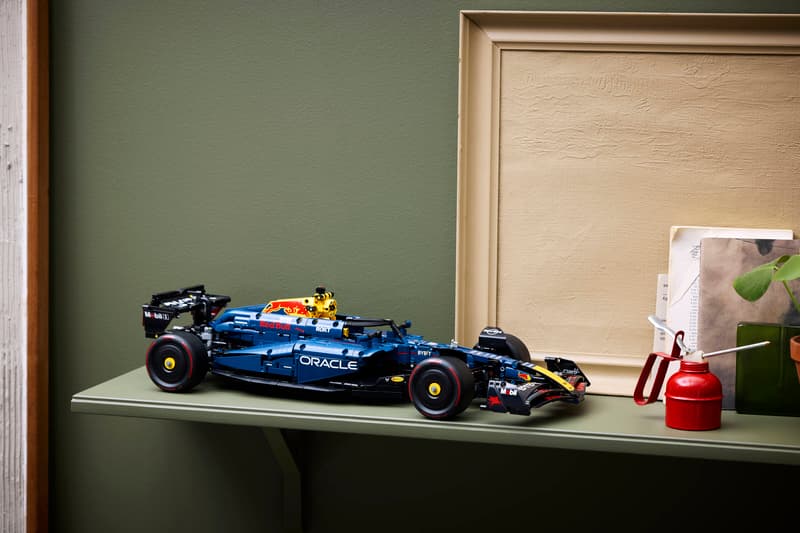 Display container included